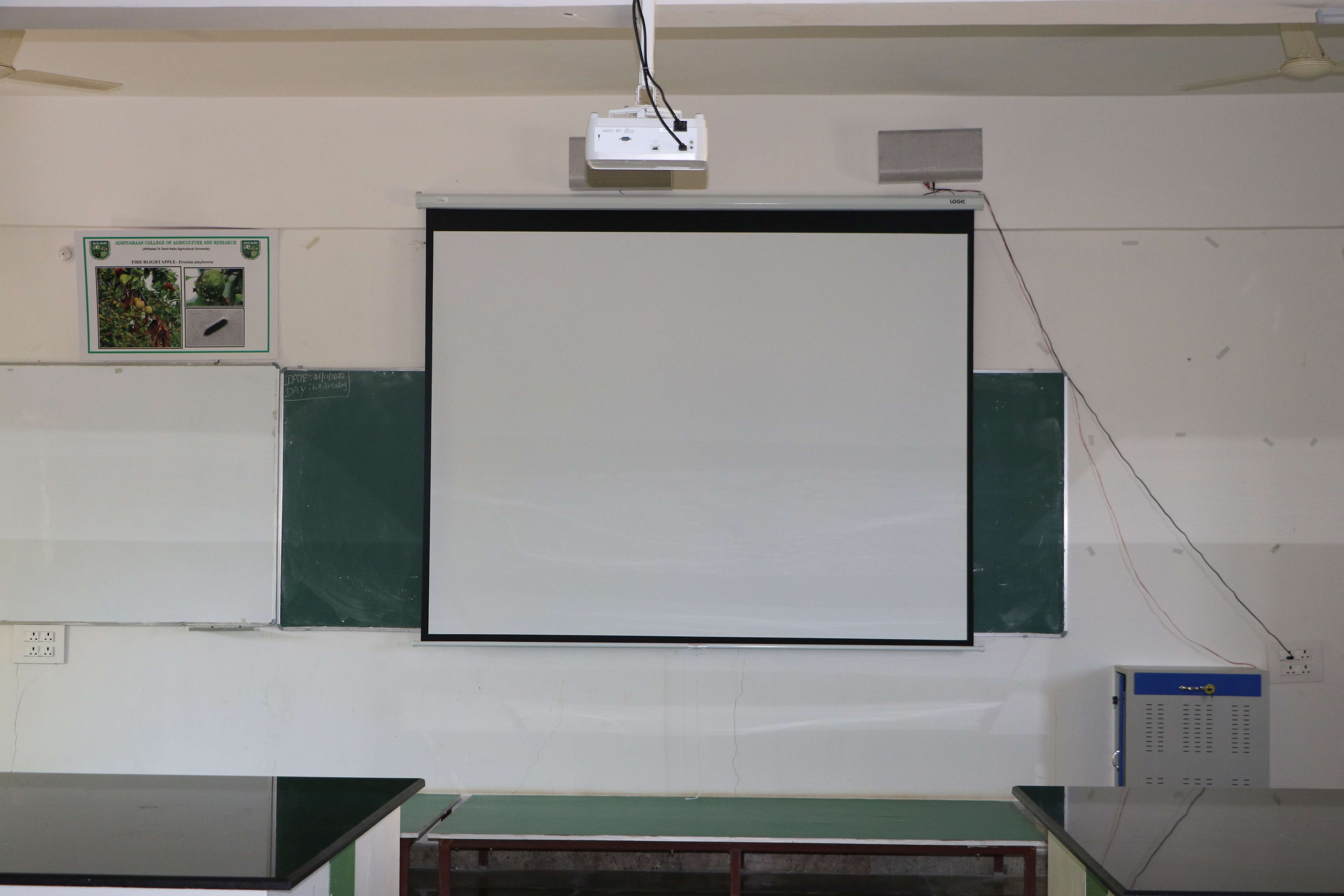 HD-projector with sound system